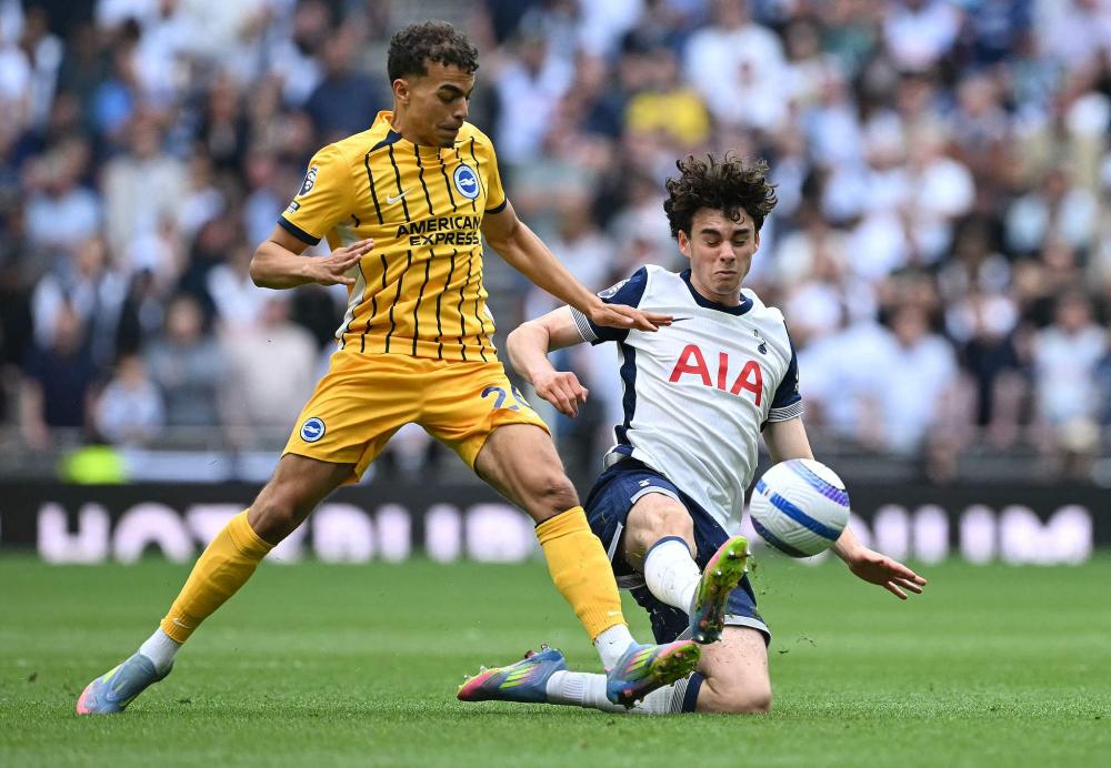 TA：范德芬的速度和力量令人难以置信；西蒙斯表现堪称完美